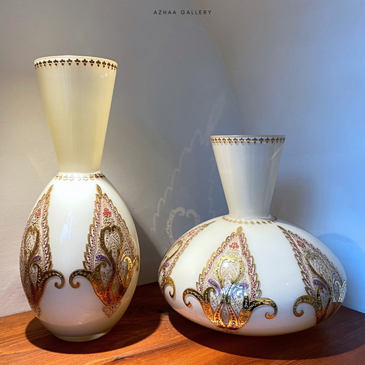 White Vase Gold Short